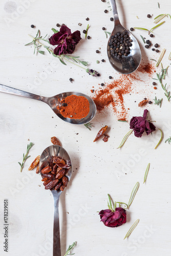 mix de especias sobre fondo blanco