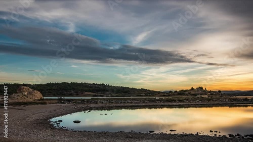 coucher de soleil sur l'étang de bages en occitanie