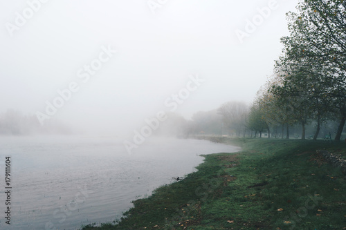 mglowy-ranek-na-rzecznym-ardas-w-grecja