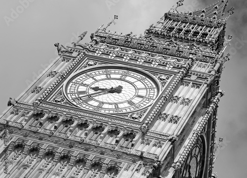 la-torre-del-reloj-big-ben-tambien-conocida-como-elizabeth-tower-cerca-del-palacio-de-westminster-y-las-casas-del-parlamento-en-londres-inglaterra-se-ha-convertido-en-un-simbolo-de-las-discusiones-de-inglaterra-y-brexit