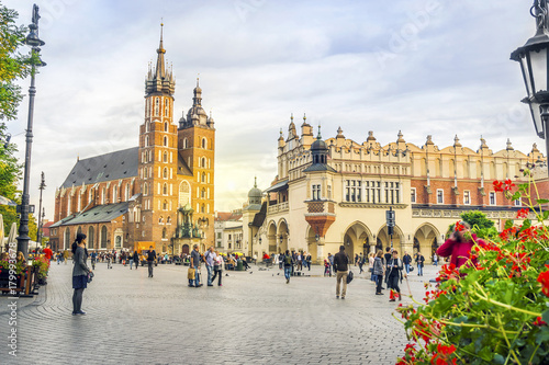 kosciol-mariacki-i-sukiennice-przy-zachodzie-slonca-krakow