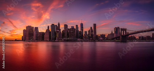 zmierzchu-widok-wyspa-manhattan-od-brookl