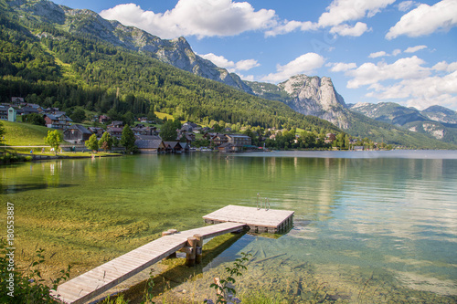 idylliczne-gorskie-jezioro-rano-w-srodku-alp