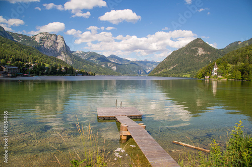 idylliczne-gorskie-jezioro-rano-w-srodku-alp