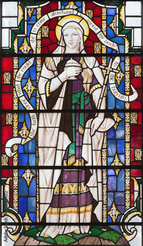londyn-wielka-brytania-wrzesien-14-2017-st-mary-magdalen-na-witrazu-w-kosciol-st-lawrence-jewry-christopher-webb-polowka-20-cent