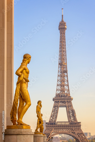 Obraz Fotograficzny Golden bronze statues on Trocadero square, Eiffel tower in the background, Paris France