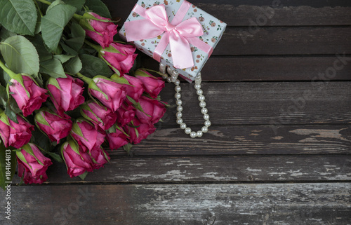 14-february-wedding-pearls-box-rose-bunch-day-summer-table-spring-wooden-flower-background-romantic-blossom-beautiful-wood-space-pink-bouquet-floral-love-gift-celebration-natur