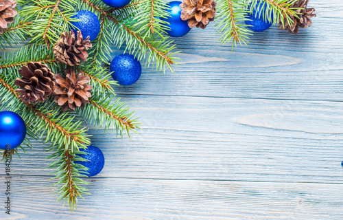 ramas-de-abeto-con-bolas-azules-y-conos-sobre-un-fondo-de-madera-fondo-de-navidad-navidad-ano-nuevo