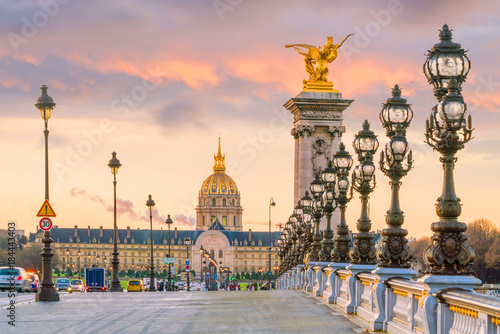 el-puente-alejandro-iii-sobre-el-rio-sena-en-paris