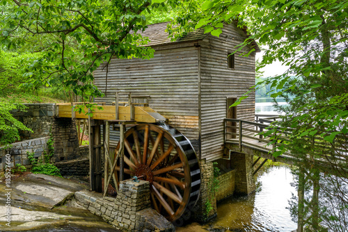 summer-mill-close-up-pelny-widok-grist-mill-w-stone-mountain-state-park-atlanta-georgia-usa