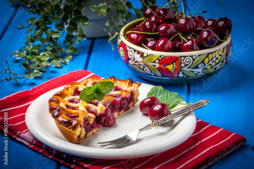 selbst-gemachter-kirschtorte-auf-blauer-tabelle