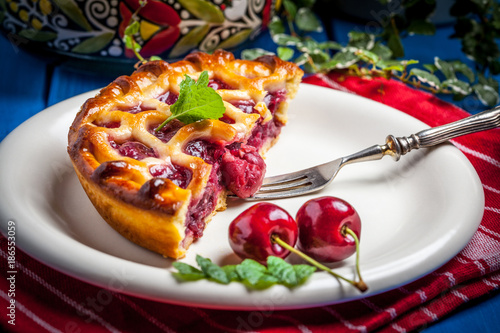 selbst-gemachter-kirschtorte-auf-blauer-tabelle