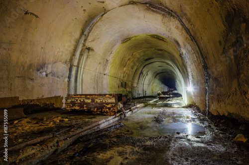 stary-opuszczony-tunel-drenujacy-zalany