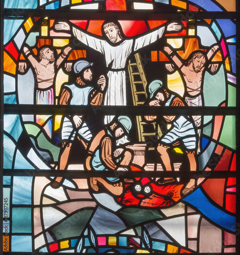 londyn-wielki-brytania-wrzesien-16-2017-witraz-krzyzowanie-w-koscielnym-st-etheldreda-charles-blakeman-1953-1953
