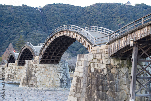Obraz na płótnie 錦帯橋、木造の古く美しいアーチ橋を寒い日に観た。