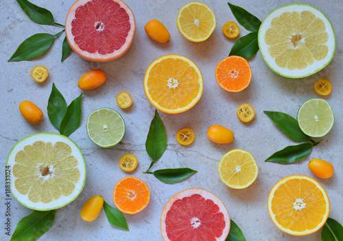 zestaw-cytrusow-na-jasnym-tle-pomaranczowy-mandarynkowy-cytrynowy-grejpfrutowy-limonkowy-kumkwatowy-mandarynkowy-swieze-organiczne-soczyste-owoce-zrodlo-witaminy-c-koncepcja-zdrowej-zywnosci-skopiuj-miejsce