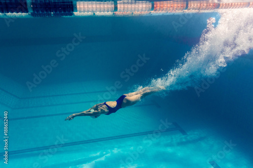 foto-subacuatica-de-nadadora-joven-haciendo-ejercicio-en-la-piscina