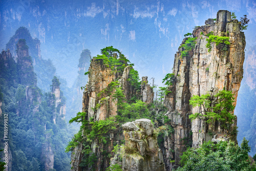 landschaft-von-zhangjiajie-gefunden-im-szenischen-und-historischen-interessenbereich-wulingyuan-hunan-porzellan