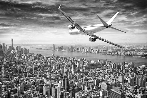 flugzeug-fliegt-uber-new-york-city
