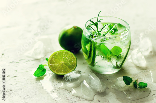 selbst-gemachte-kalklimonade-mit-gurke-rosmarin-und-eis-weiser-hintergrund-kaltes-getrank-entgiftungswasser-exemplar-banner