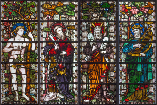 londyn-wielki-brytania-wrzesien-19-2017-patriarchowie-adam-abraham-mojzesz-i-david-na-witrazu-w-st-mary-opata-kosciol-na-kensington-glownej-ulicie