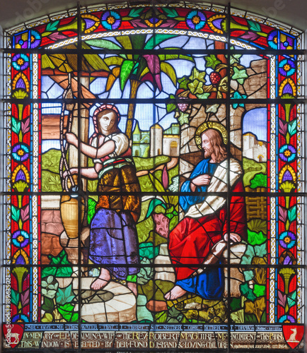 londyn-wielki-brytania-wrzesien-15-2017-jezus-i-samaritans-przy-scena-na-satined-szkle-st-james-kosciol-clerkenwell