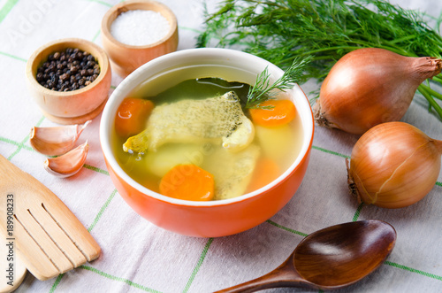 fischsuppe-diente-auf-dem-tisch-in-der-platte