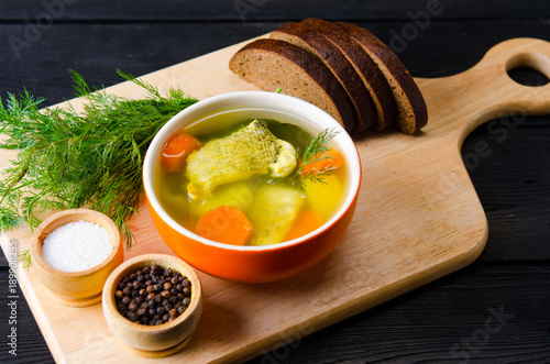 fischsuppe-diente-auf-dem-tisch-in-der-platte
