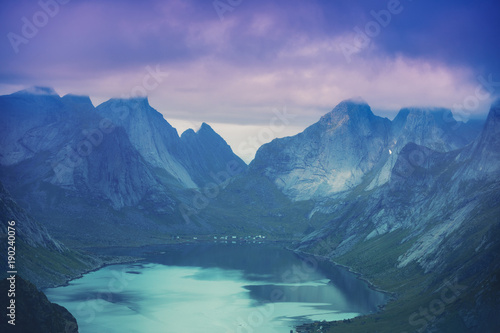 piekna-natura-w-zimnych-barwach-arktyczna-sceneria-lofoten-wyspy-norwegia