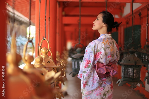 japonka-w-stroju-kimono,-japonska-tradycja,-japonska-kultura