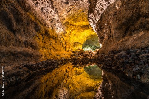 cueva-de-los-verdes-jest-rura-lawowa-i-atrakcja-turystyczna-w-haria-lanzarote-wyspy-kanaryjskie-hiszpania-jaskinia-znajduje-sie-w-monumento-natural-del-malpais-de-la-corona