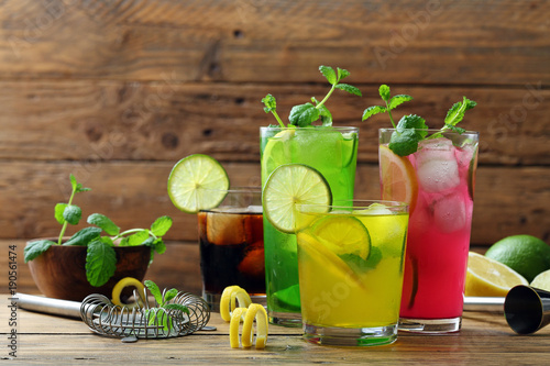 bunte-cocktails-hintergrund-vier-glaser-mit-alkoholischen-getranken