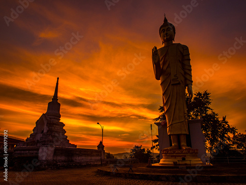 crepusculo-con-la-estatua-de-buda