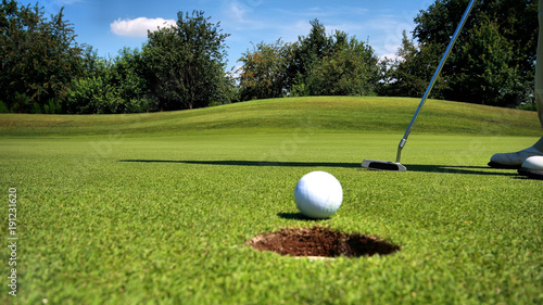 golfer-hit-mic-pada-do-diry-golf-sport-pozadi-plakat