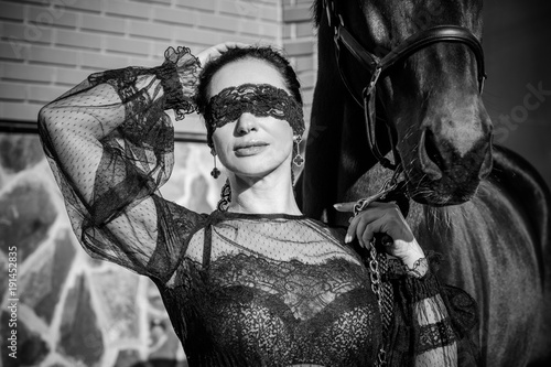 atractiva-mujer-sensual-en-vestido-de-encaje-negro-y-joyas-doradas-concepto-de-feminidad-deseo-sexual-de-mujer-y-mujer