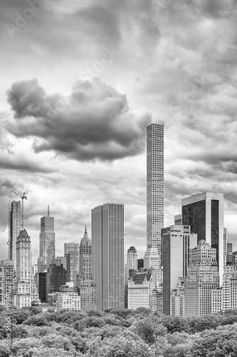 czarny-i-bialy-obrazek-burzowy-niebo-nad-manhattan