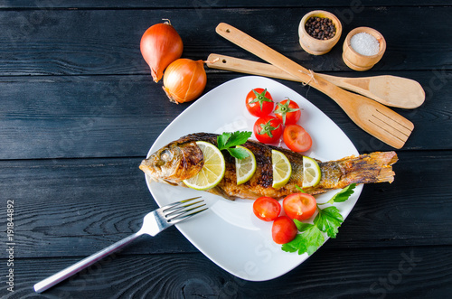 gebratener-fisch-serviert-auf-dem-teller