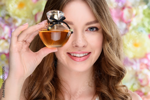 portret-kobiety,-sesja-zdjeciowa,-perfum,-modeling