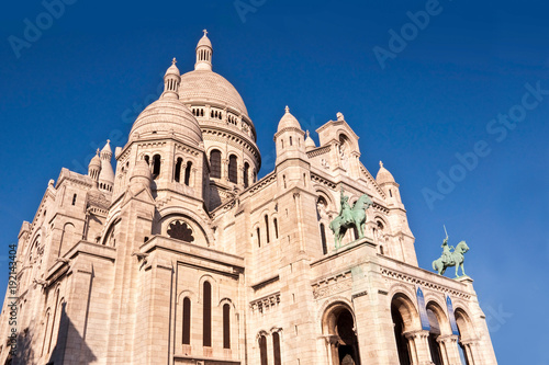 sacre-coeur-basilika-auf-montmartre-paris-frankreich