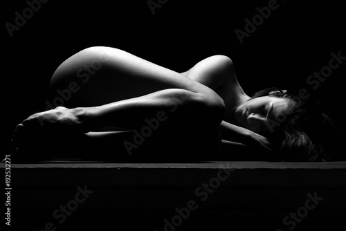 nody-fine-art-low-key-39-s-nody-posando-sobre-fondo-negro-con-luces-bajas-en-monocromo