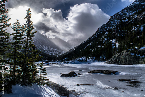 snowy-sonnenaufgang-in-colorado