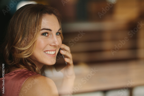 femme-parlant-au-telephone-mobile
