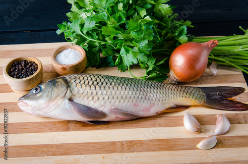 ungekochte-fische-auf-schneidebrett-im-mahlzeitvorbereitungskonzept