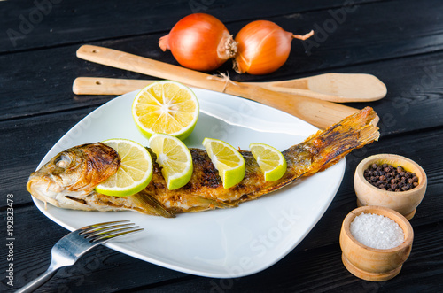 gebratener-fisch-serviert-auf-dem-teller