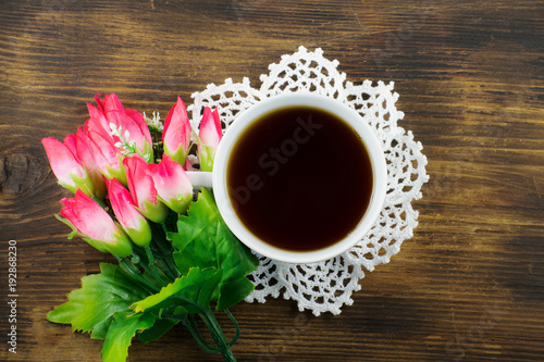 tasse-tee-und-rosa-tulpen-auf-einem-holzernen-hintergrund-ein-bouquet-von-rosa-tulpen-und-eine-tasse-kaffee