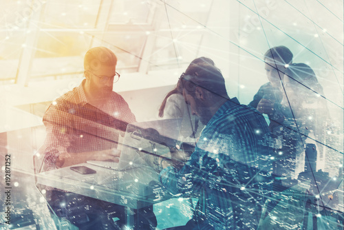 les-hommes-d-39-affaires-qui-travaillent-ensemble-dans-le-bureau-avec-effet-de-connexion-reseau-concept-de-travail-d-39-equipe-et-de-partenariat-double-exposition