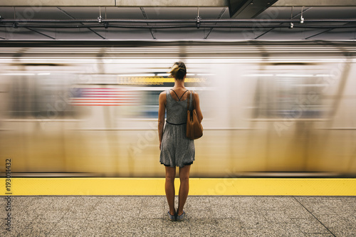 jeune-femme-en-attente-de-metro-a-new-york
