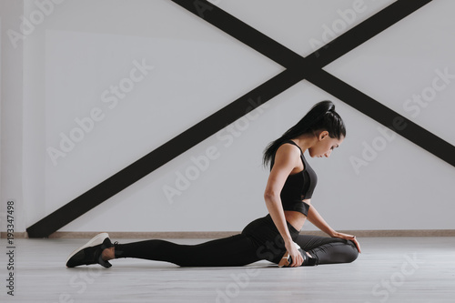 jeune-athlete-belle-pose-en-studio