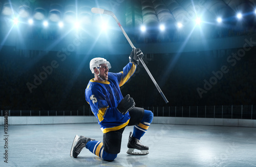 joueurs-de-hockey-sur-glace-sur-la-grande-patinoire