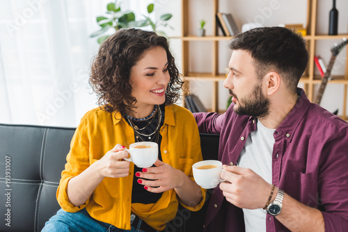 femme-souriante-boire-du-cafe-avec-son-petit-ami